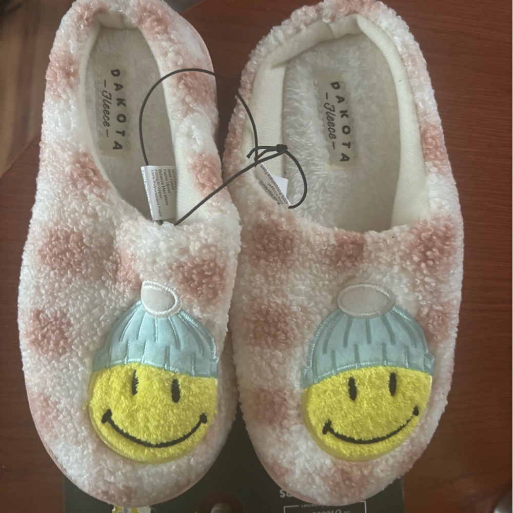 Dakota Fleece Smiley Face Slippers - Pink and White